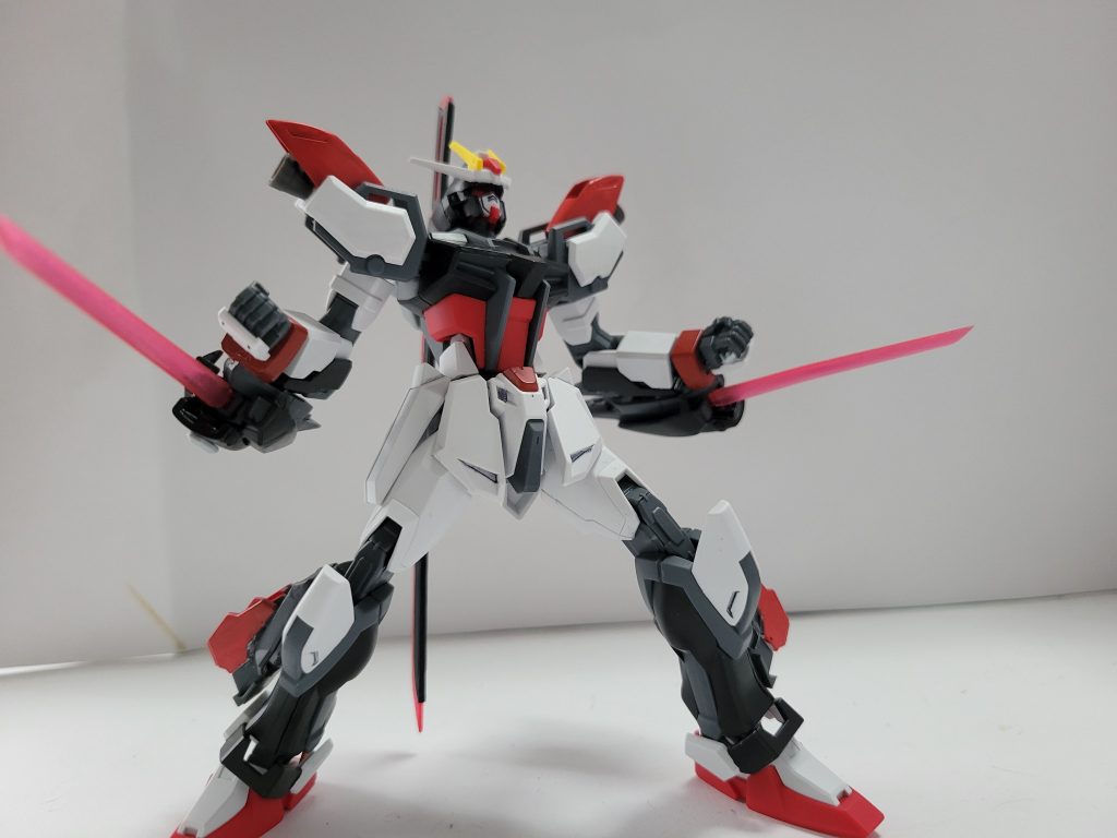 ガントレット内部からはアークストライク同様にビームセイバーを出せます。ガントレットから飛び出るビーム刃も大好きなんです。