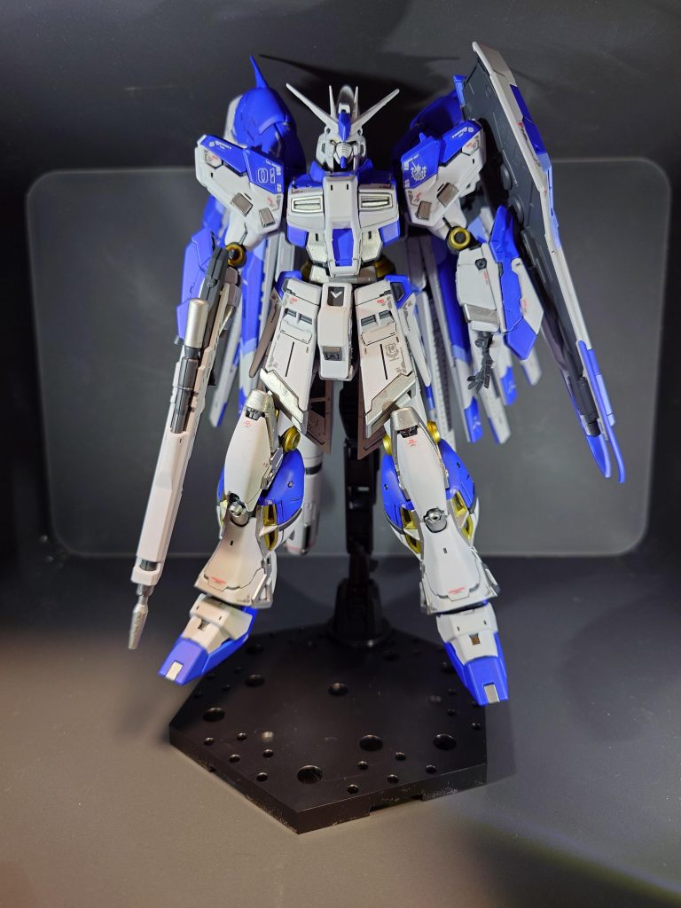 立ちポーズ今回塗料としては基本的にはアクリジョンを使用していますがシルバーとゴールド部分にはガンダムマーカーのメッキシルバーを使用し、その上からクリアーなどを吹き付けています。