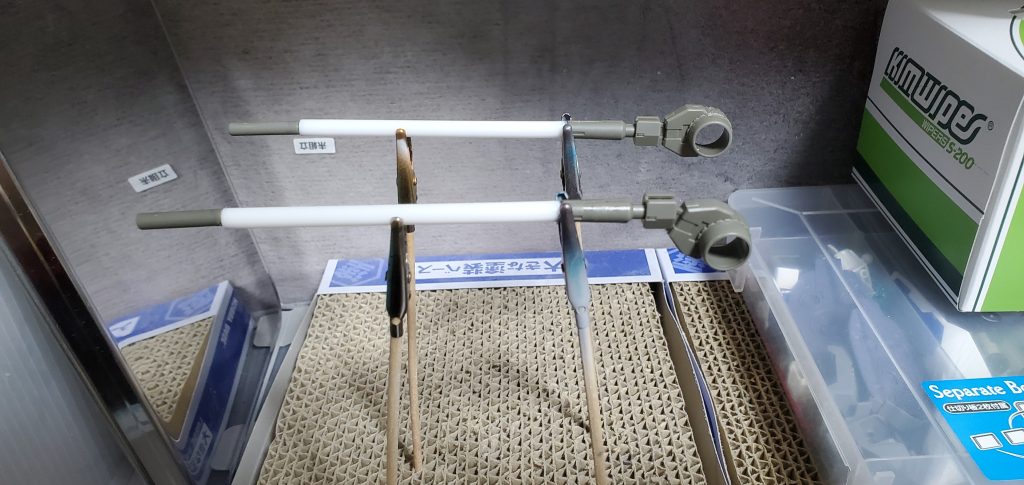 元の長さだと胴体に対して武装が物足りない雰囲気だったので、プラ棒と真鍮線で10cmぐらい延長しました！( ＾ω＾ )カットした後の切断面の処理が甘かったのかちょっと曲がってしまった( ´-ω-)