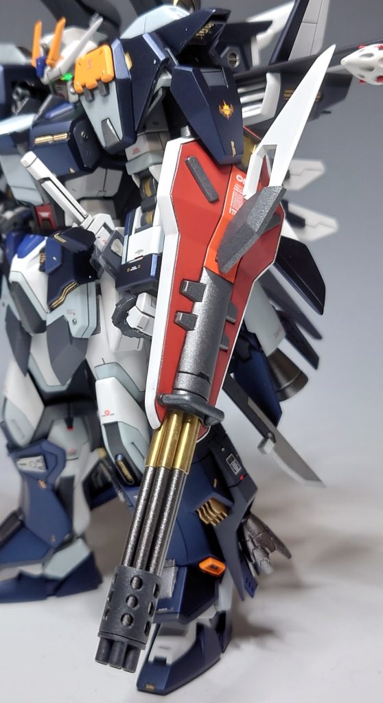 【コンバインドシールド】[設定]　「30mm6銃身ガトリング砲」と「ビームブーメラン」を内蔵ないしマウントする攻防一体の実体盾。[製作解説]　ガトリングの砲身部分は新しくプラパイプで作り直して大型化しています。