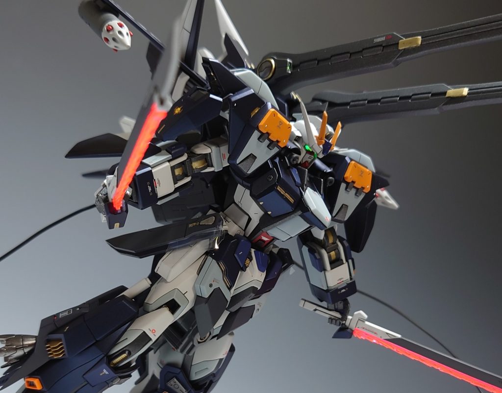 【アクションポーズ①】ツインアイはLEDで電飾しています。電池はストライカーパックの中。