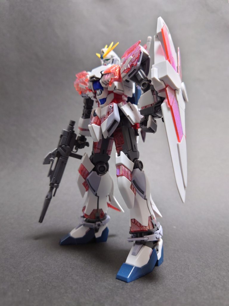 サイコフレームをガンダムマーカーのトランザムホロレッドでキラキラになってます。自分的にサイコフレーム起動状態が再現出来たかな〜とご満悦です。