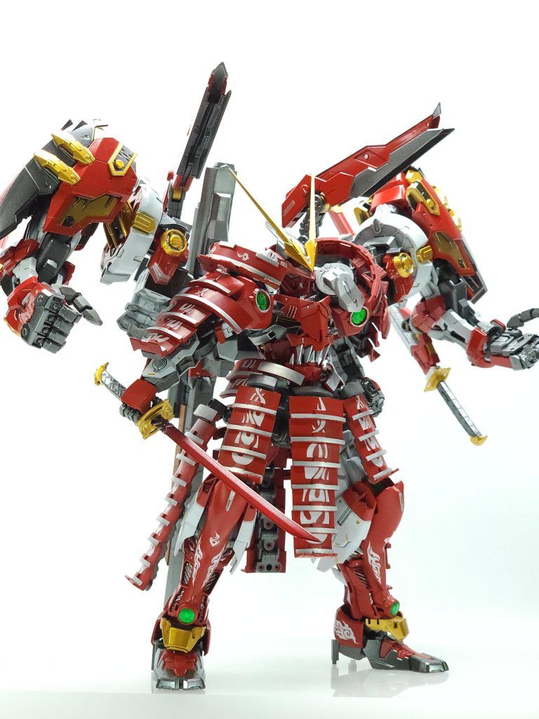 ダイナミックなポーズはあまり出来ませんが、鎧とや大型アームが動きを阻害しないように調整はしてあります。