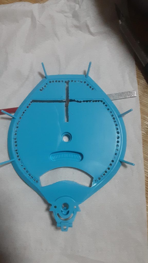 ピンバイスで穴をあけて後頭部のモノアイ部の開口