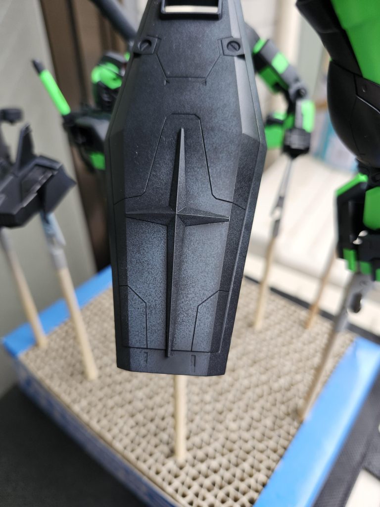 湿気が多いと白化するのは知っていましたが、大丈夫だろうと大雨の日にトップコートを吹いて見事に白化しました。これはこれで上手く使えば塩錆の表現とかに使えそうな気も