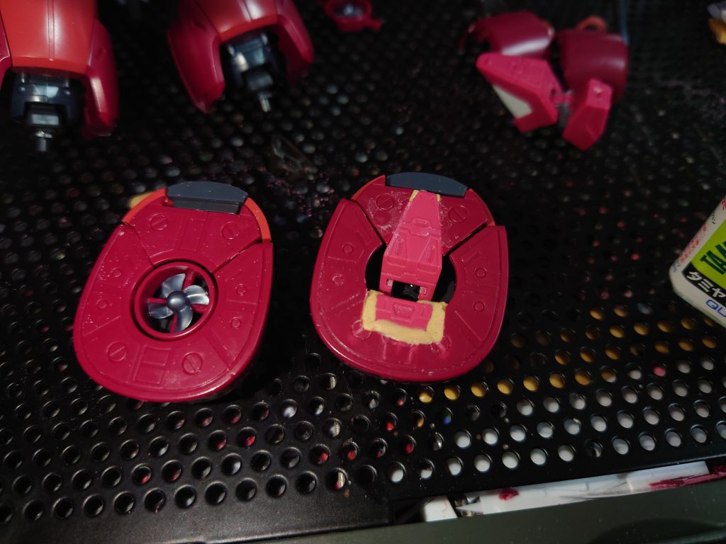 1番時間が掛かった工程。そう…足裏！！！写真右側が加工後で左側が加工前。中のパーツを切って削りつつ、踵の部分はパテで固定。つま先はセメントで接着。 綺麗にはまったのはビックリ(＠_＠)