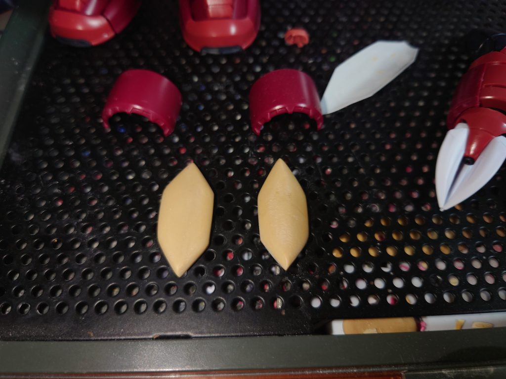 腕部の追加装甲見様見真似でパテから生成。プラ版とライターを使いつつ、なんとかカタチにしました。…危うく火傷するところやった🔥