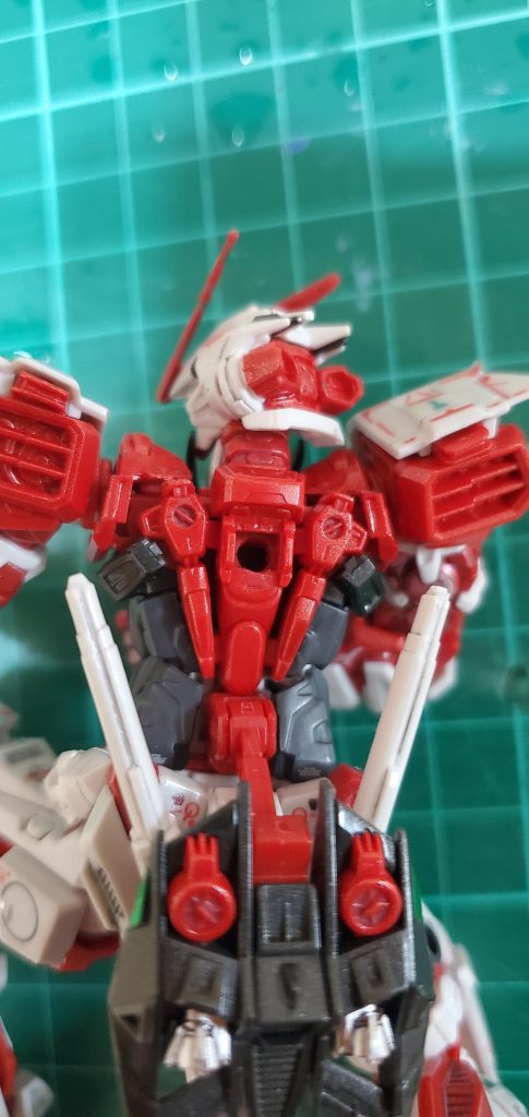 取り付けは至って簡単背中に3mm穴を開けただけです