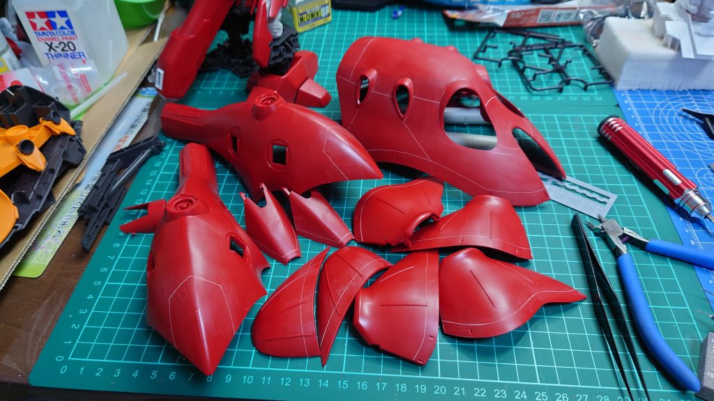 筋彫り追加の過程ですディバイダーの導入によって左右対称に目印を付けることが容易になったことで広い面でも違和感が無いように掘ることができるようになったのは大きな収穫でした