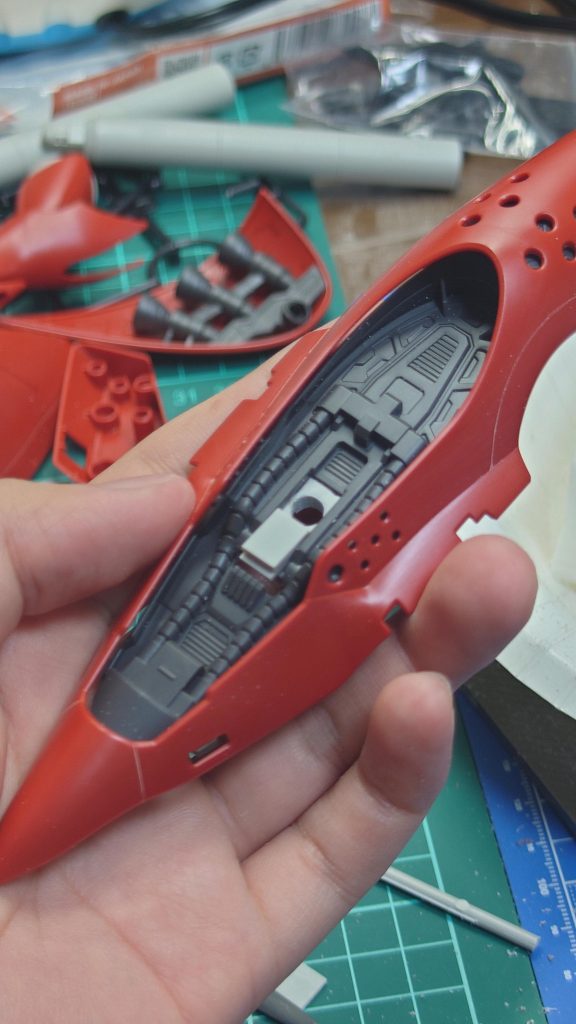 サザビーとナイチンゲールの接続部はプラ板を切った貼ったして穴埋めと軸受けを作りましたこの加工によってナイチンゲールの頭もそのまま取り付けが不可になったのであれやこれやして接続パーツを作っています
