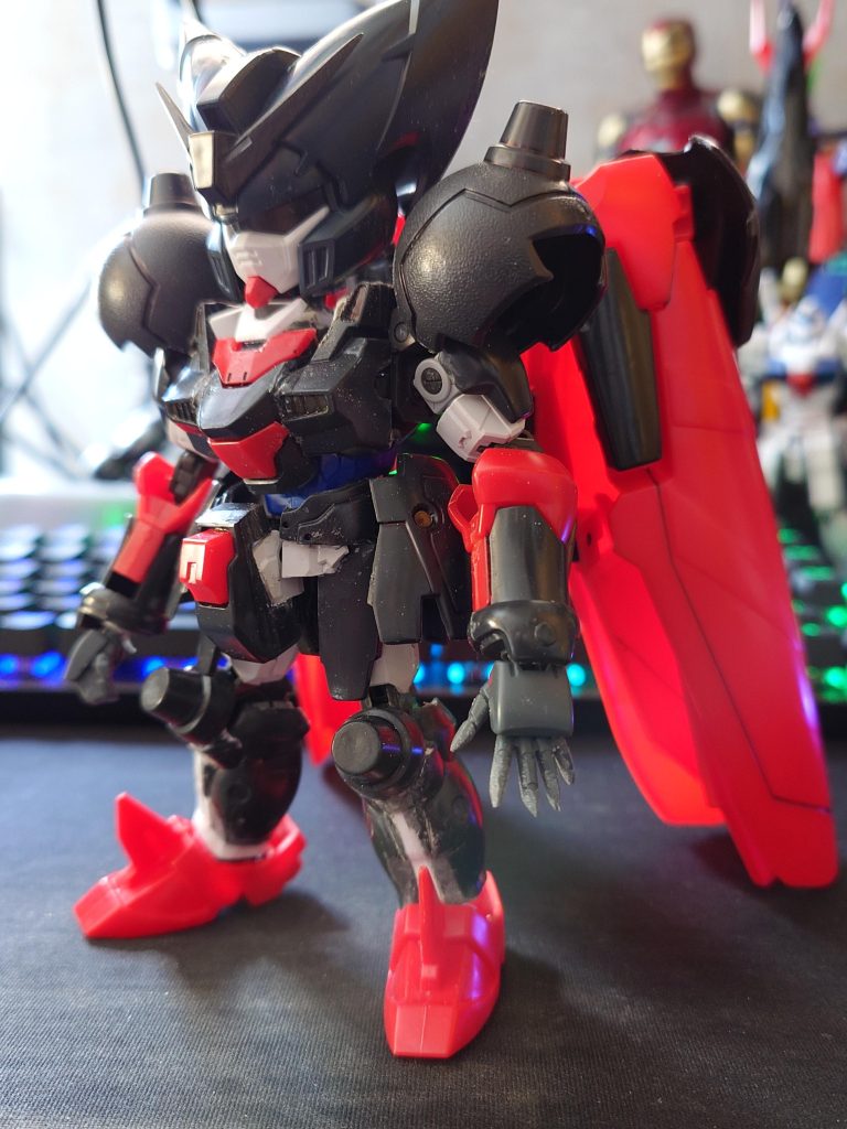 では製作過程を。一応フリーダムを使っているのがわかるかと思います。足など、一部合わせ目が大きく広がるところはプラバンで埋め。頭部はSD。クツは旧1/144。それ以外はほぼ旧1/100キットです。