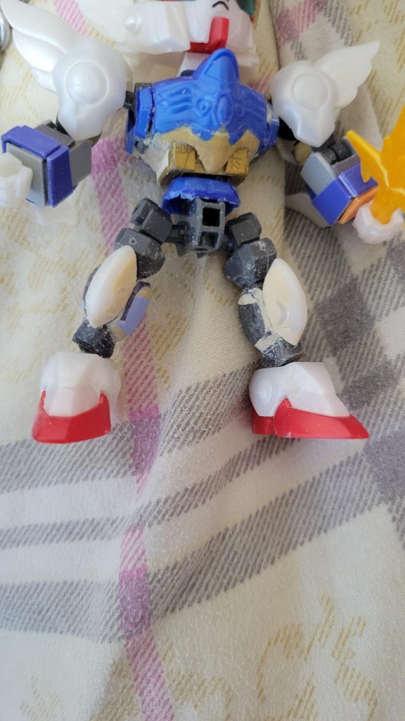 足の外爪はフィルム製でグラインダーで磨きます。