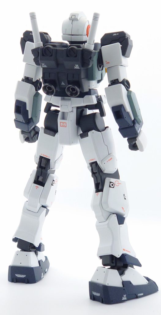 フロントショット+バックショット。アーマーを装着させると見えなくなる箇所が多いので、丸モールドの追加以外はほとんど手を加えていません。素の形態ですと、かなり線が細い造形をしているように感じます。