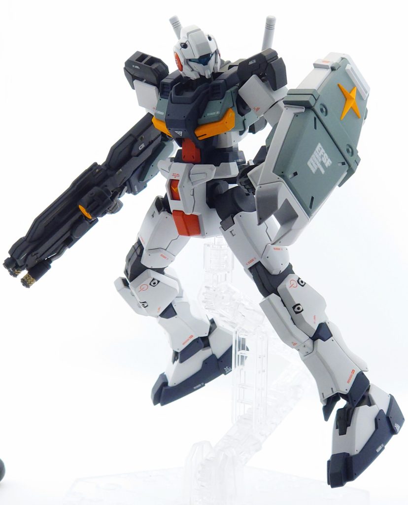 ショート・ビーム・ライフルを構えての一枚。武器やシールドを装着すると、線の細さが和らぐ感じがしますね。