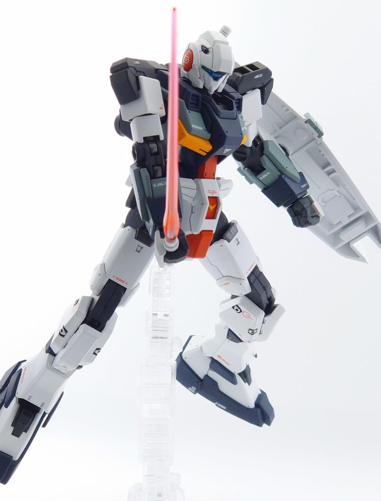 ビーム・サーベルを構えての一枚。今回は省エネでシールドの裏には何も手を加えていないのですが、スミ入れくらいはしてもよかった気がします。