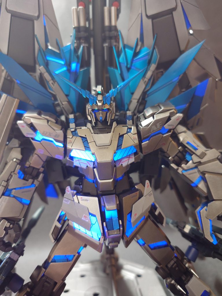 その甲斐あり、ついに完成。ディバイン化に伴い、脚部にマグナムを2丁取り付けています。