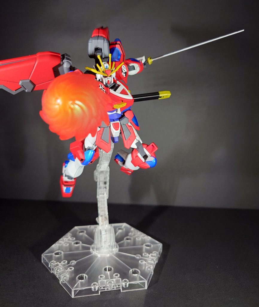 突きのポーズメイン写真の剣やこの写真のエフェクトなどはわかりずらいですけどパーツの上からクリアイエローとクリアレッドをグラデーションぽくなるように吹き付けています。