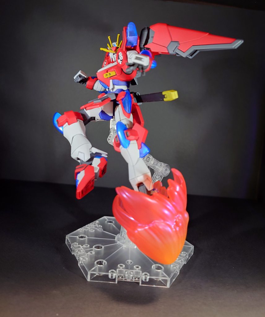 飛び蹴りのポーズ先ほど説明したんですがエフェクトの塗分けはこの写真だとわかりやすいと思います。バーニングガンダム系統は格闘機とあって非常に徒手格闘のポーズが格好良く見えるのでいつもと違うポーズができて非常に良かったです。