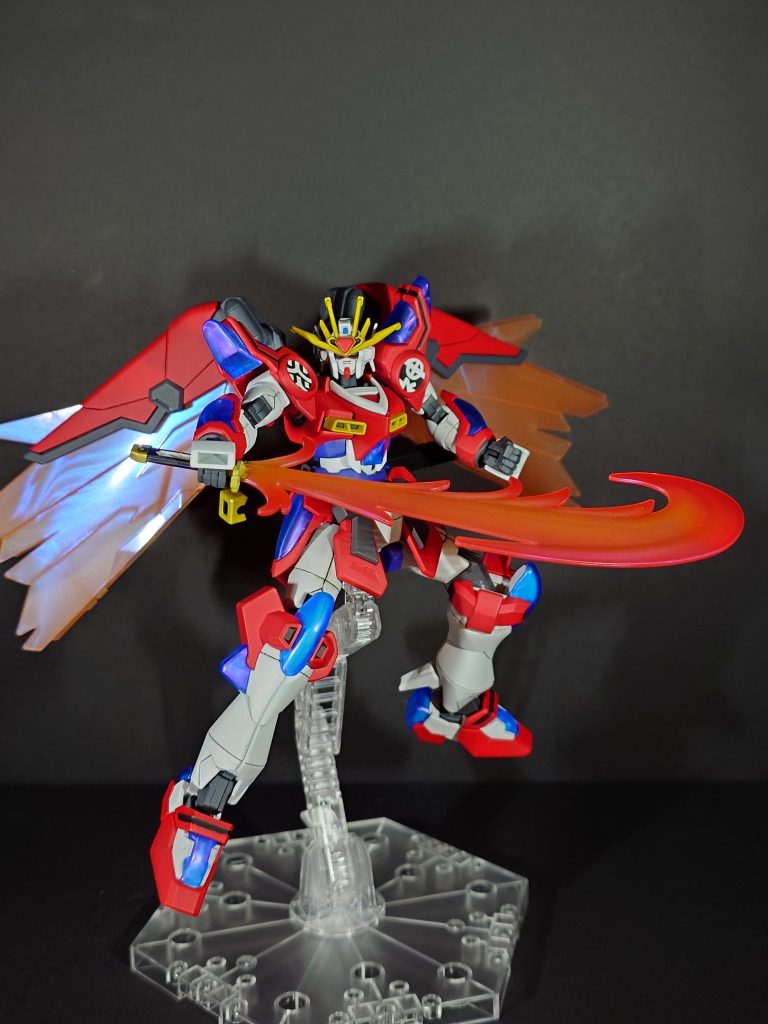 パケ絵のポーズこちらはレジンの台座を取り付ける前の状態になります。羽のエフェクトについては偏光樹脂ということもありますのであえてそのままにして使用しています。