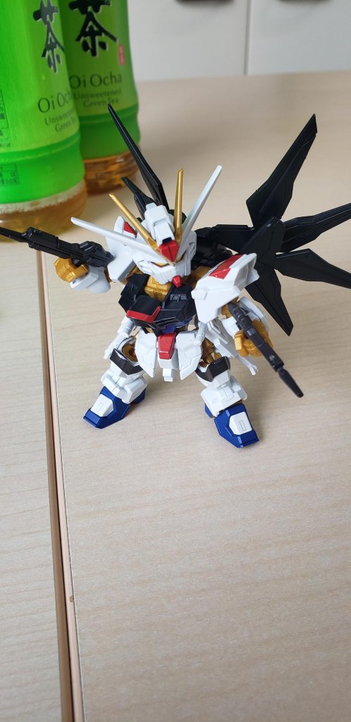 今回職場で買ったのもあって組み立て自体休憩室で組んでしまったため最初はシール貼ってそのまま仕上げておりますちなみにこの時ちょうど横に研修生の子が居て(イラストめちゃくちゃ上手い)その子が上半身を組んでくれました!!しかもガンダムを全く知らないのにパッケージだけ見てシールを的確に貼っていってて笑ってしまいましたww(この時ウェブの説明書のリンクにたどり着けず説明書無しで組んでたので2人でここはこれだねとかしながらダラダラ組んでましたw)