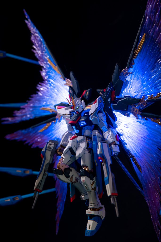 とにかくデカくて光る翼が欲しかったのです。作ったは良いが、大きすぎて重すぎて…結局、撮影ブースも作ることに。