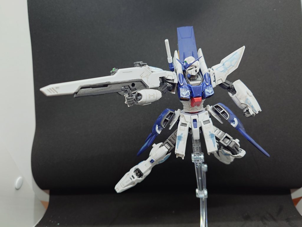 各部関節はナラティブなので、かなり動くようになりました。ビームライフルはキットのままだと細く薄くで寂しいので、ジャンクパーツからバラエーナを探し出してきてくっつけました。迫力は出たかなーと。