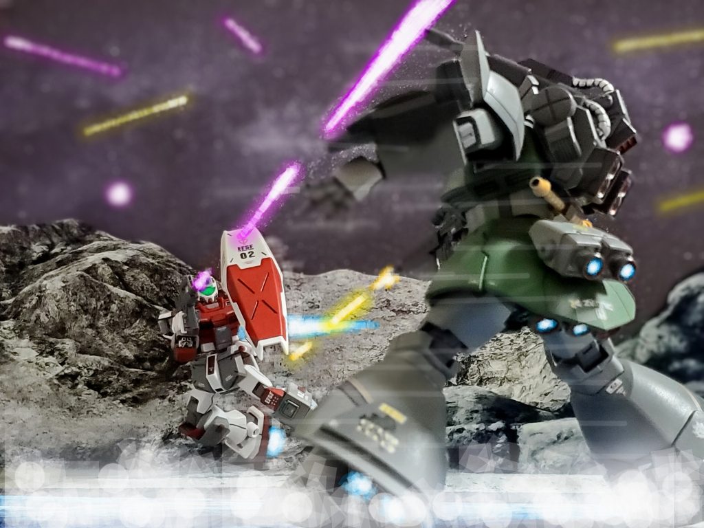 かなりの手練れパイロットと睨んだオグス中佐は部隊集結までの時間を稼ぐため、ジムタイプに一騎討ちを仕掛ける👊✨ア・バオア・クー上で激しい戦闘に突入するオグス中佐のゲルググキャノンと連邦エースのジム❕火力、機動性共に高いジムタイプに相当腕の良いパイロット🤔✨『一撃必殺』の異名を持つオグス中佐でも簡単な相手ではないようだ💦