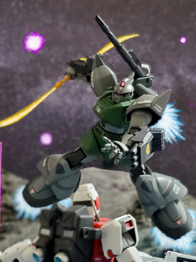 射撃だけでは捉えられないと判断したオグス中佐は近接戦闘に切り替える⚔️✨ビームライフルを捨て一気に間合いを詰めるゲルググキャノン💨迫るゲルググを前に一歩も退かずビームサーベルを抜き対峙するジムタイプ❕