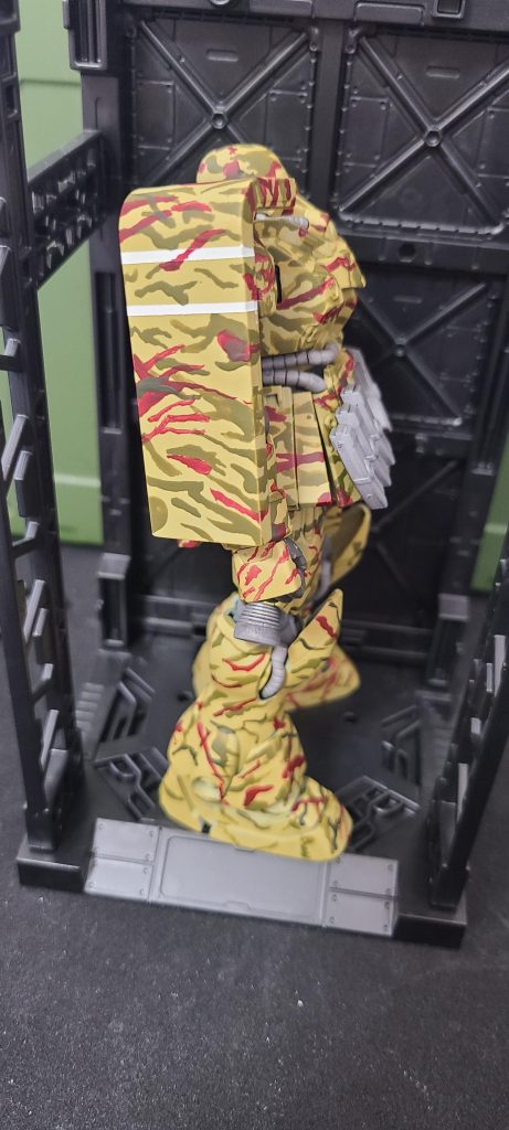 迷彩初心者なので使ったカラーはアクリジョンのダークイエローを使いカーキ、マルーン、オリーブドラブ2で迷彩を再現してみました。今思えばマルーンよりもレッドブラウンなどの方が良かった気もします(￣▽￣;)色々な迷彩があると思いますがおすすめのカラーなどがありましたら教えて頂きたいです！