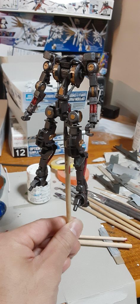 メタルロボット魂のバルバトス見たらフレームの塗り分けしたくなり、それを参考にやってみました、すげえカッコいいw 腹部フレーム部は0.5ミリ延長して装甲つけてもフレームが見えるように。あと少しディテール追加