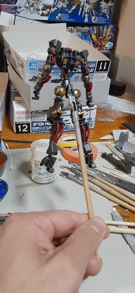 二の腕から延びてるシリンダーの軸はあえてカットしました。あと脚部のケーブルの下側付け根部分にカバー付けました、そのままだと見た目悪かったので。フレーム部はいつも通りガンメタとガンクローム混色、金色は水性塗料です。