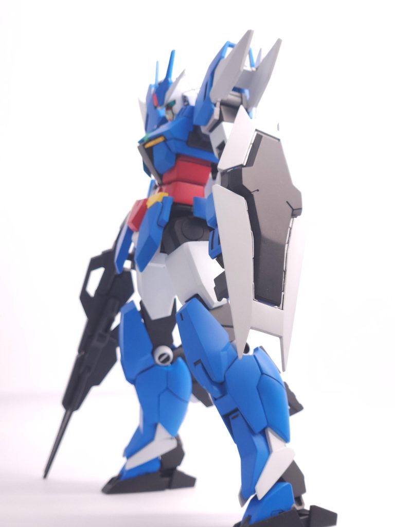 肩アーマーとシールドは塗装剥げが起こらないようにマグネットでくっつける方式にしてあります塗装はトリコロールカラーの発色が綺麗になるように白サフを吹いてからパステルカラーに近い感じで塗りました ↓イケメンに撮れたアースリィ置いておきます