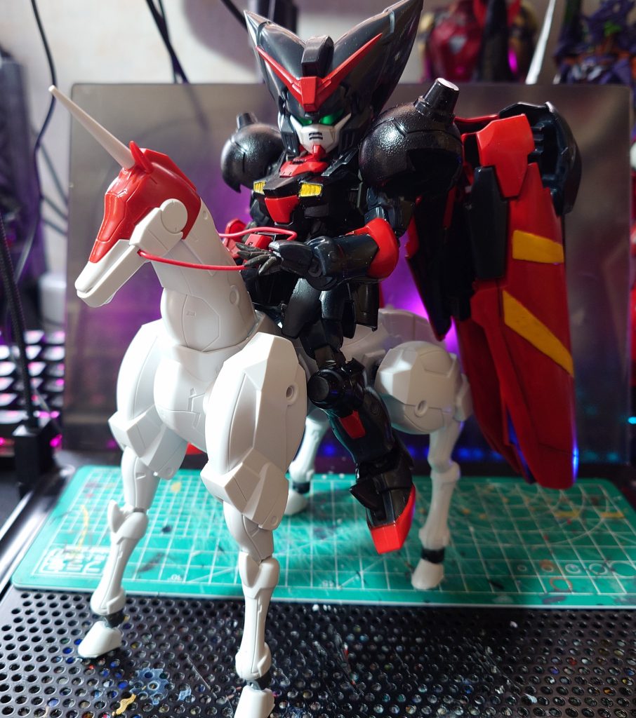 改修後の風雲再起と。馬体上部の凸ジョイントに合うよう、マスターガンダム側に３ｍｍ軸受けを付けており、安定して乗せることができます。