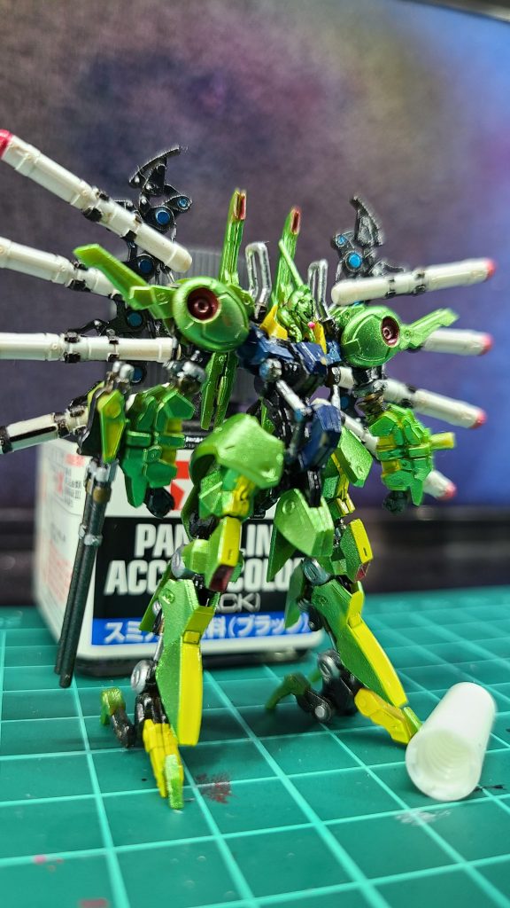 モノアイはそこら辺にあった針金を切ってピンバイスで穴あけて塗ってます(*^^*)肩なんかの赤は水性塗料で塗ったのでマジックリンではみ出した部分は修正できました(^^)dこう考えると水性塗料もいいですね…