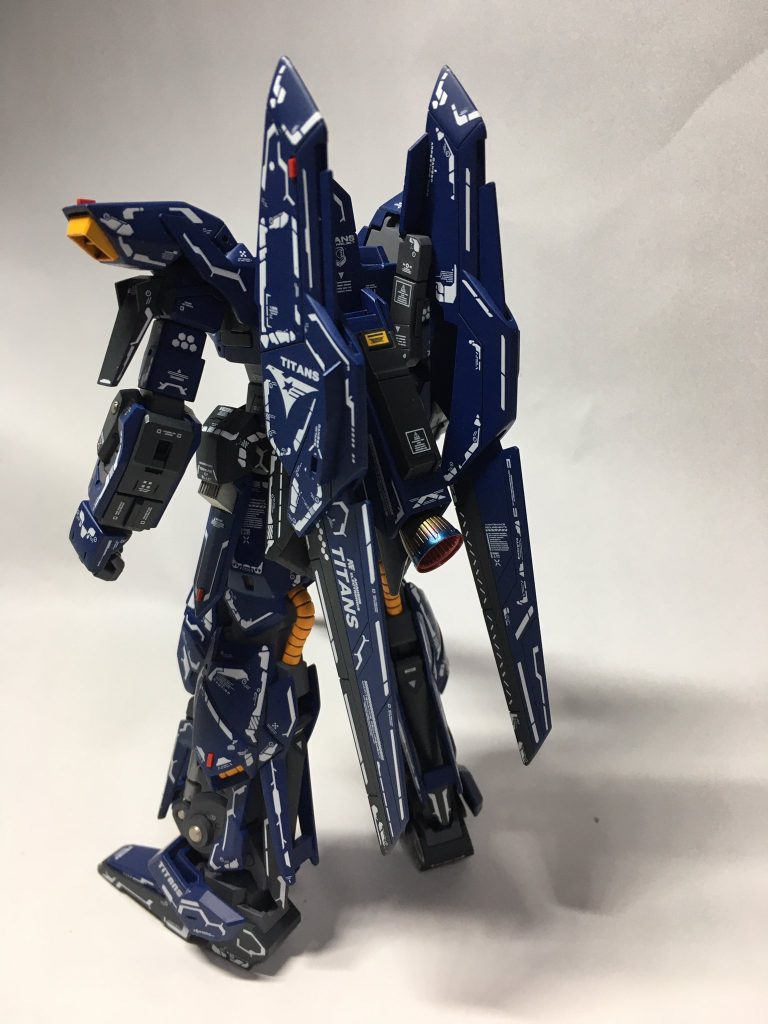 電飾のスイッチを内部に納める為バックパック延長してバーニア増設しました(後ろ姿もうるさい😅)