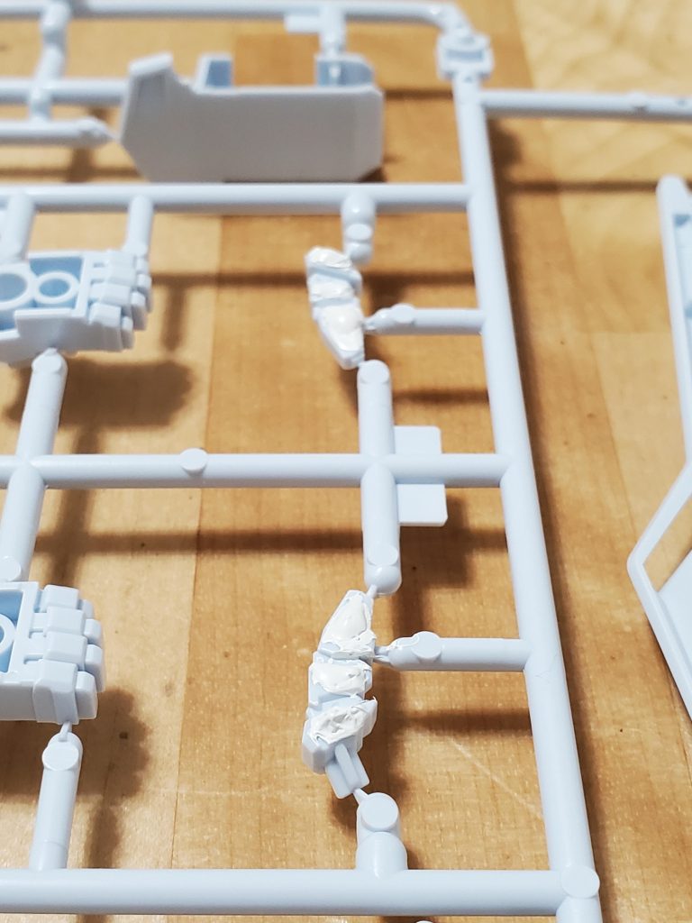 タミヤのホワイトパテでちょっと余計目に盛る。XI-Gは大気圏内での運用を想定してるMSだろうから、上手く行くかはまた別として、成型色+部分塗装+エッジ出しにしっかり目に汚そうかなと思ってる。