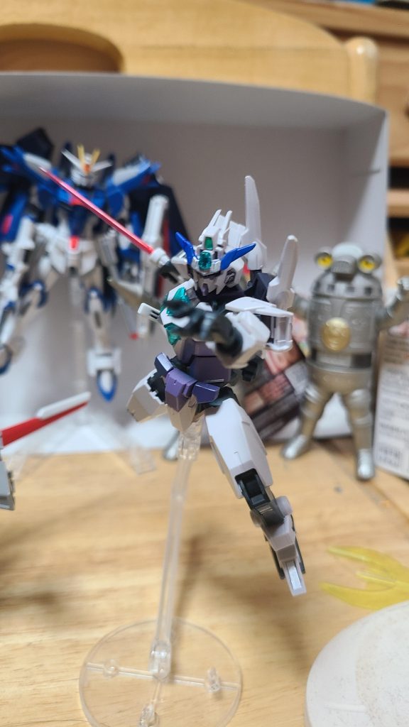 腰に普通のコアガンダムのバックパックを差し込んでサーベルを4本に増やしてます。 あとはコアガンダムⅡ+で余ったコアガンダムⅡのアンテナを塗って付け、元々のコアガンダムⅡのアンテナは端を切って頭部に貼り付けてます。あとはシルバーとガンメタのマーカーで所々塗っただけです。