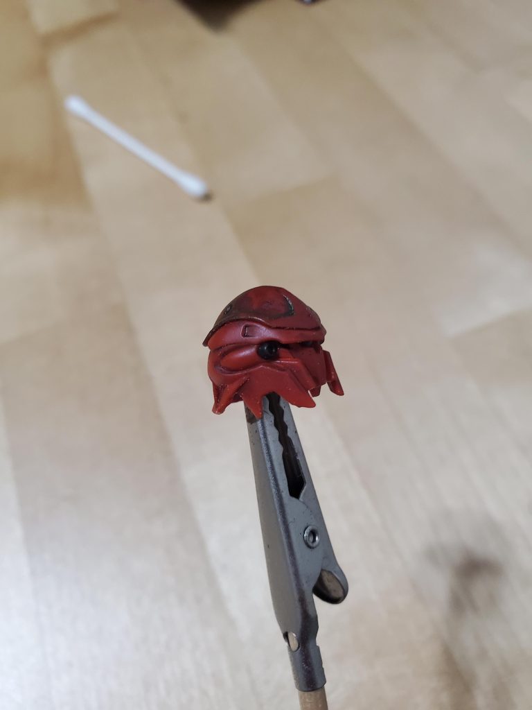 頭回り丸々手にしたから、折れた方のヘッドでちょっと遊んで見た。アンテナ基部を接着剤で取り付けていたため、土台ごと削り飛ばし、シナンジュスタインのような見た目に…