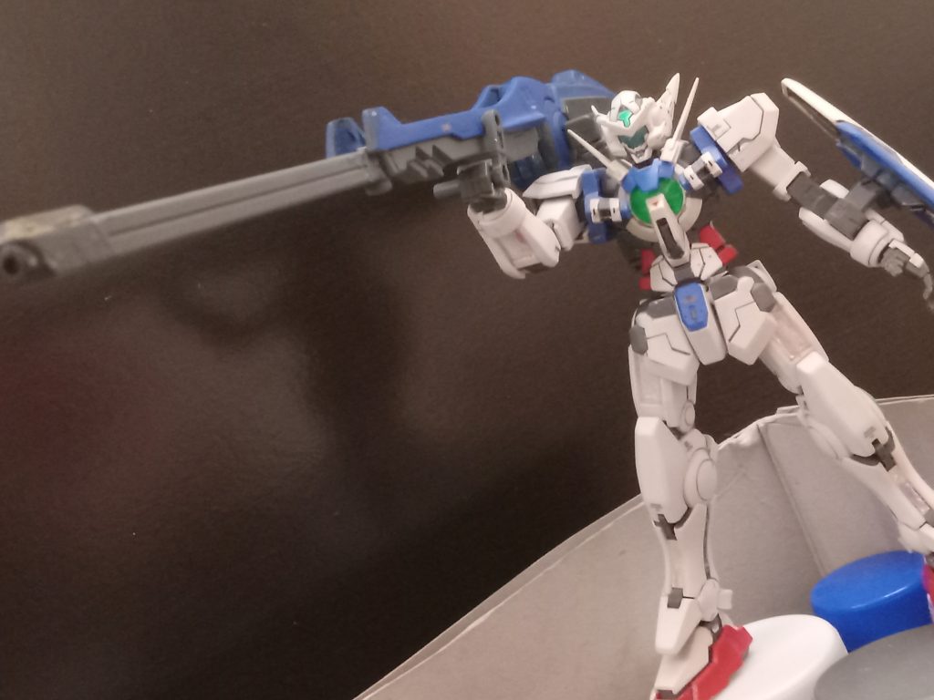 設定の簡単な説明は次のとおりです。ソレスタルビーイングのエンジニアが、メインマシンからより強力なビーム兵器への粒子転送をテストするために開発しました。このモデルは後にGNW-001ガンダムスローネアインに装備されました。その特定のモデルはGNドライブタウで駆動されていますが、このバージョンは真のGNドライブで駆動されており、ほぼ無制限の射撃能力を備えています。バレルはより正確な射撃のために折りたたむことができます。