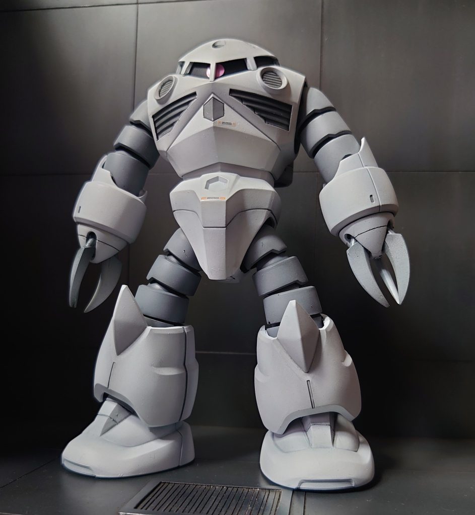 皆さんこんにちは。ようやくズゴック完成です。ズゴックなるプラモデルを作ったのはかれこれ40年以上ぶり…独特のフォルムのズゴック製作は楽しく進んだ…とも言い難く、先ずカラーリングで悩み。デカールで悩み。仕上げで悩み。ストーリーで悩むという悩みっぱなしの製作でした。更にエナメルの影響により肉が薄いところ(手先)がグシャっと割れ、遺跡の修復作業みたいな工程もあったりして思いの外完成までに時間がかかってしまいました。