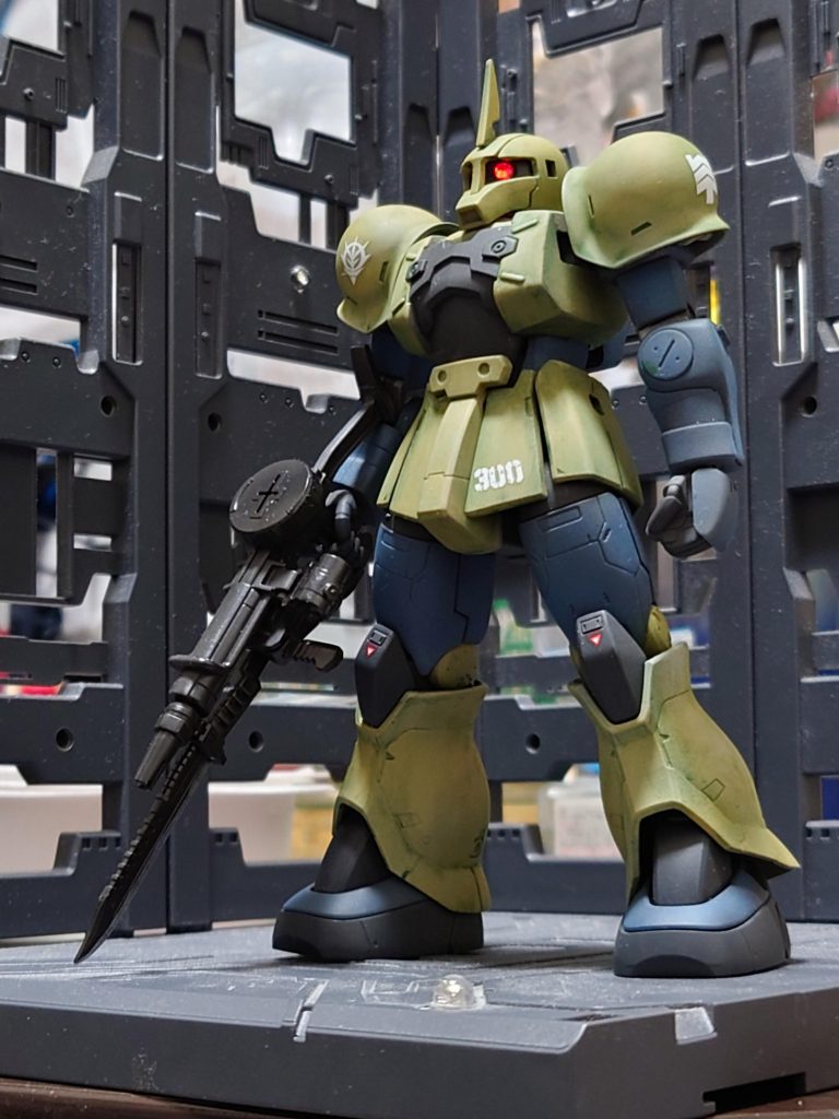 オリジン版の旧ザクを買いそびれたのでHGUC版しか持っていないのです。( 一生の不覚…)他のキットに負けない様にボリュームアップ!脚はもうまるっとオリジンザクから移植です。