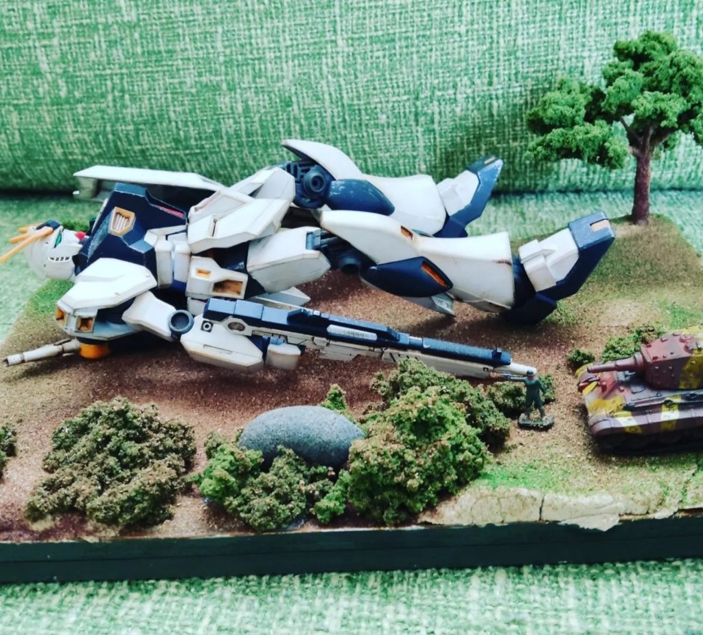 降下したνガンダムに警戒するジオン兵と戦車です。この先の情景をいくらでも想像したくなります……う〜ん、たまらん！！果たしてνガンダムとジオン兵の運命は！？