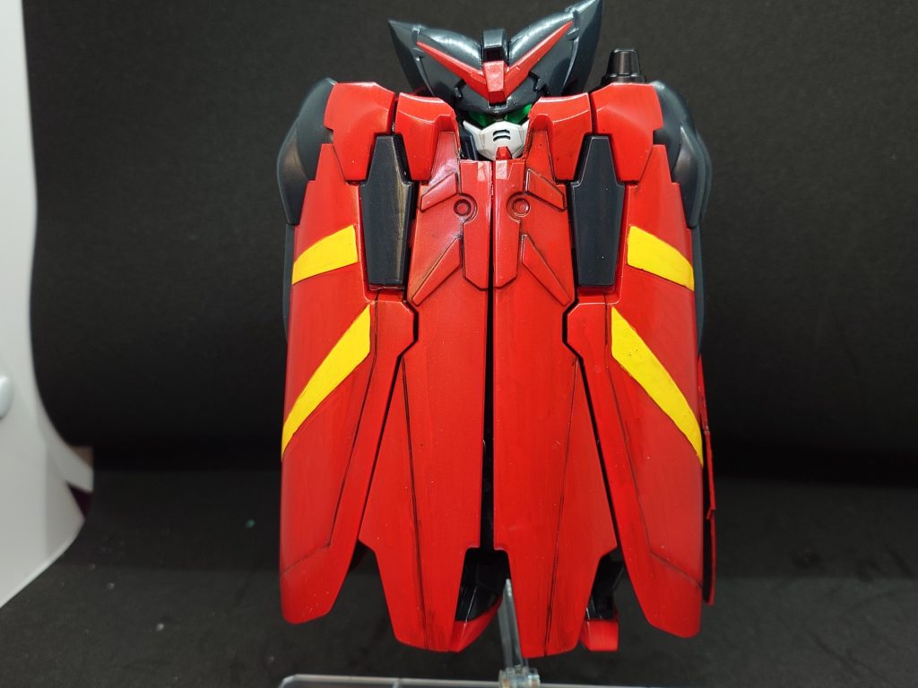 クロークを閉じた状態も差し替えなし。1/100旧キット、優秀なんですよねー。そのままだと顔が見えなくなるので、顔部分を切り欠いて見えるようにしています。