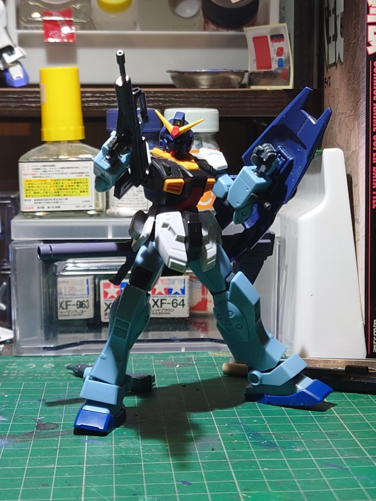 この機体の専用武器はなく一般機へ装備されているものを使用。ジム・クゥエルの武器かな。どうもビームライフル系は個人的にあまり好きでないので他にも実弾系武器で考えています。サイドには予備のマガジンラックを装備。(フロントアーマーは決定前の状態のもの、写真はシャイニングガンダム)