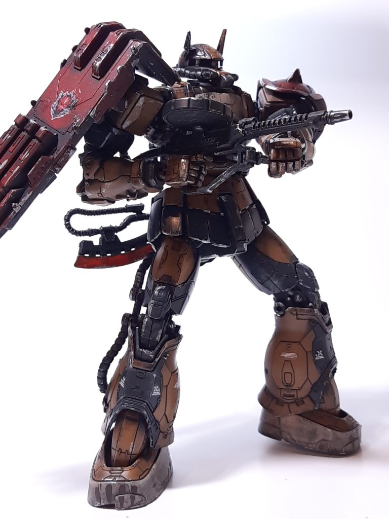 可動域は少な目で、特に足の動きが制限されます。