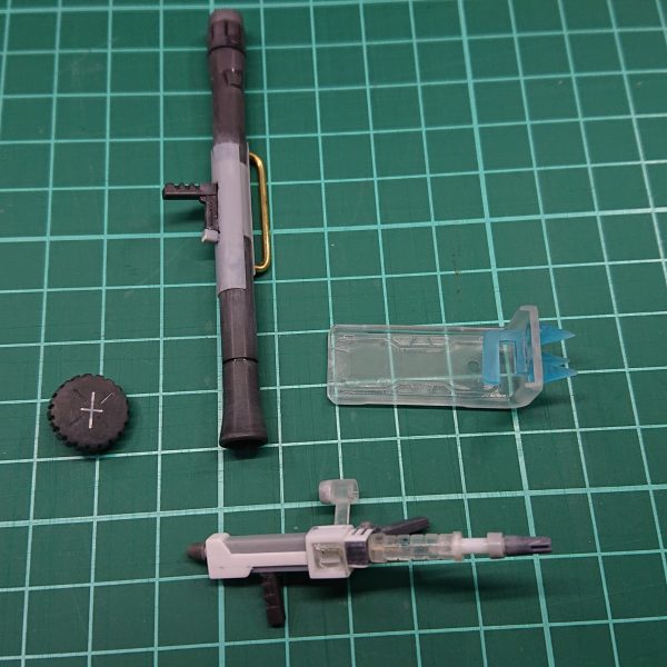 制作途中というか、もう完成はしてるんですが初めて武器も作りました。カプセルアクション　ザクのマシンガン、バズーカを元にプラ材や市販パーツや何やらでそれなりの形にしています。マシンガンのサイドグリップも真ちゅう線で可動しますが倒れる方向を勘違いしていて上下逆で制作しており、パーツを貼って真ちゅう線を隠してごまかしました。昔に比べてプラ材やパーツ類の豊富さに驚くと共に、田舎じゃ入手が困難だったので今の環境に一応感謝。（2枚目）