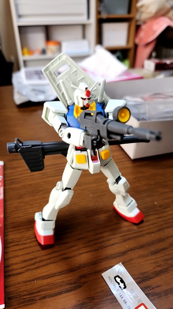 母が組み立てた素組み状態のガンダム。