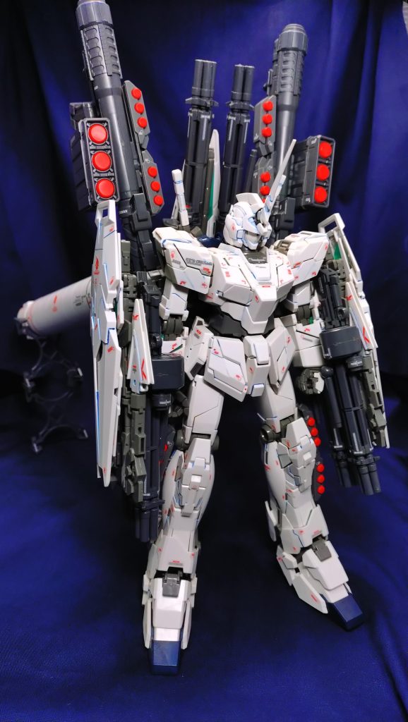 NT-D発動前キットは素組みで、サイコフレームをエアブラシで塗装。墨入れは青色にしました。