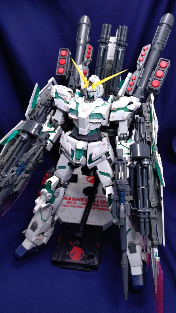 友人からの誕プレでいただいたキット。自分ではMGに手を出してなかったので、作るならと、気合を入れて組みました。劇中終盤で覚醒した虹色のサイコフレームを目指し、普段使わない偏光塗料を使いました。台座もユニコーンガンダム用で合わせています。組んだ直後は関節の渋みでなんとかポージングもできてましたが、最近は装備の重量に負け、保持ができず・・・パーマネントバーニッシュを入れて、関節の渋みをメンテナンスしています。