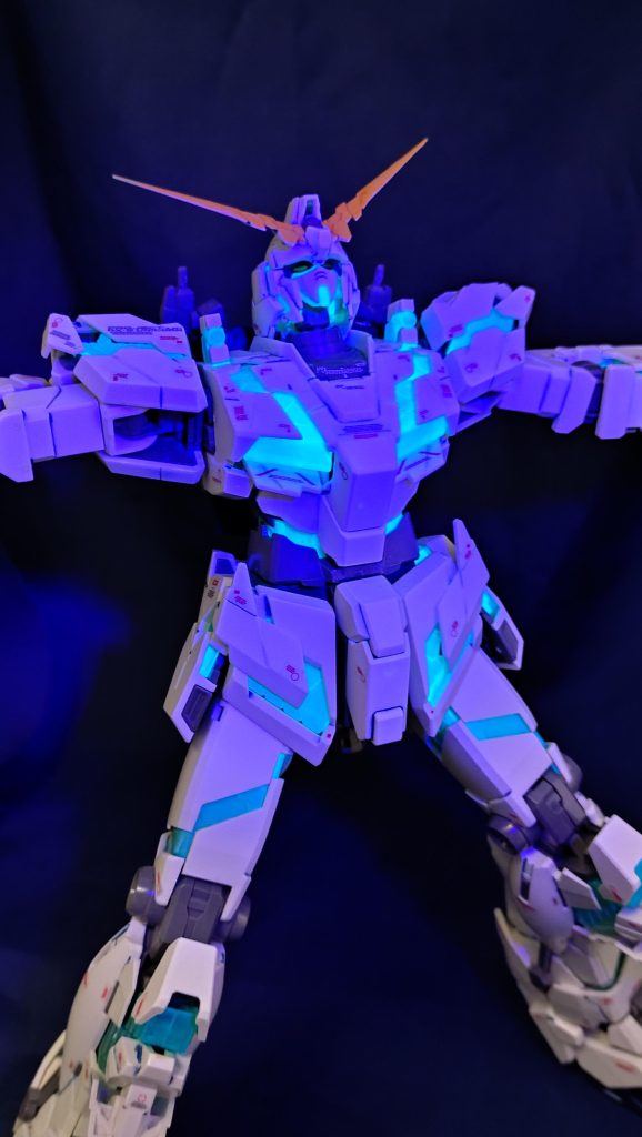 ブラックライトで照らすと良い感じに。